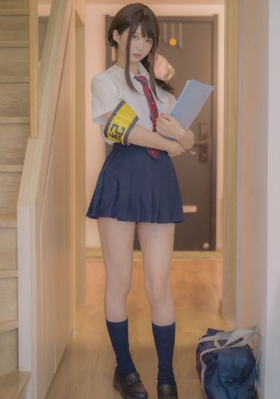 美女扒开腿露内裤免费看