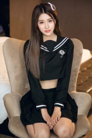 年轻的妈妈观看