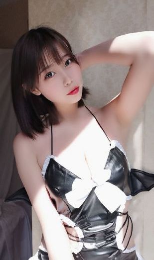 樊振东给王皓戴上金牌