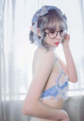 商务旅行戴帽子的同行