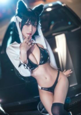 年轻的妈妈观看